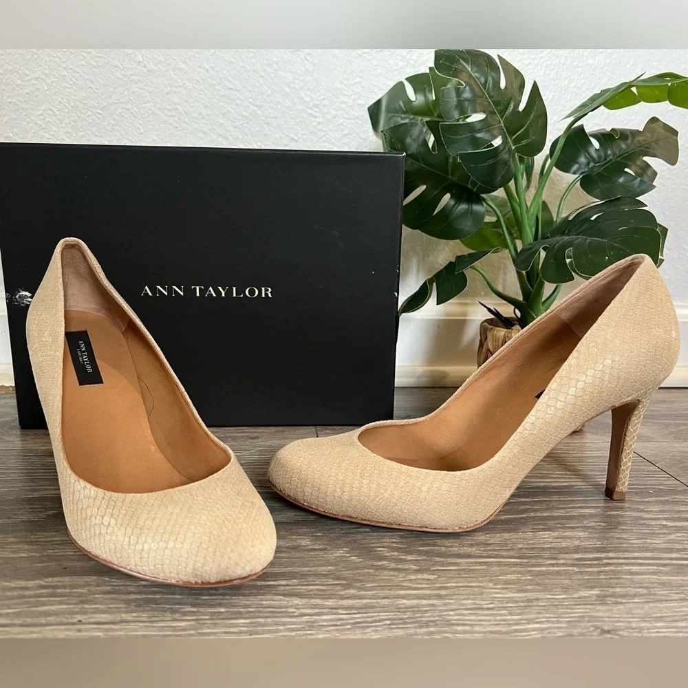 Ann Taylor perfect pump true khaki snake print size 7